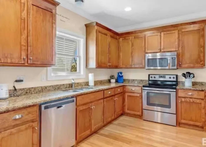 Charming 3 Bedrooms, Private Entrance, Access *